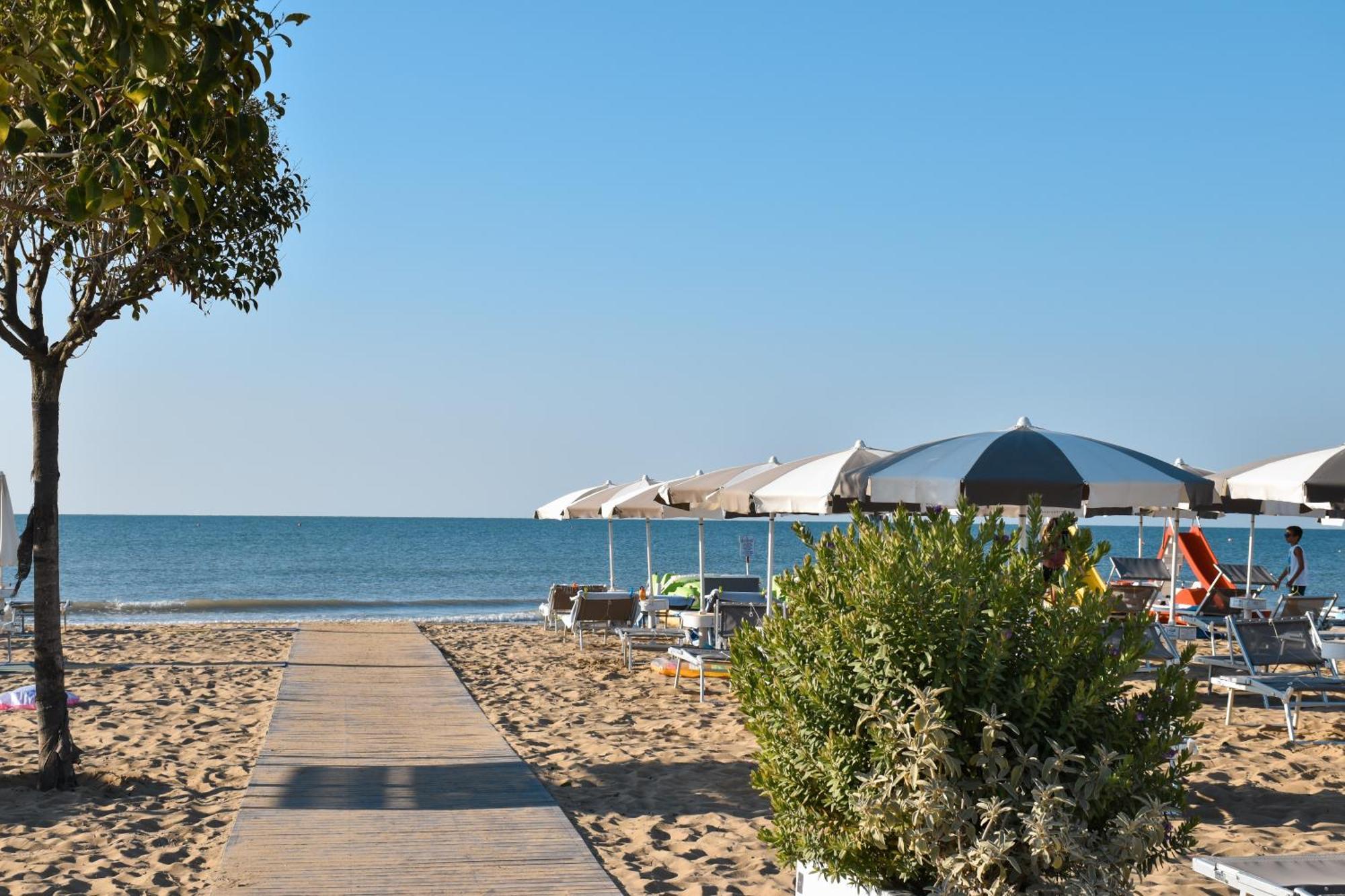 Hotel Luna Bibione Exteriör bild